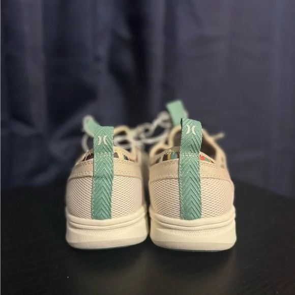 Hurley Beige and Teal Sneakers NEW - Picture 3 of 5